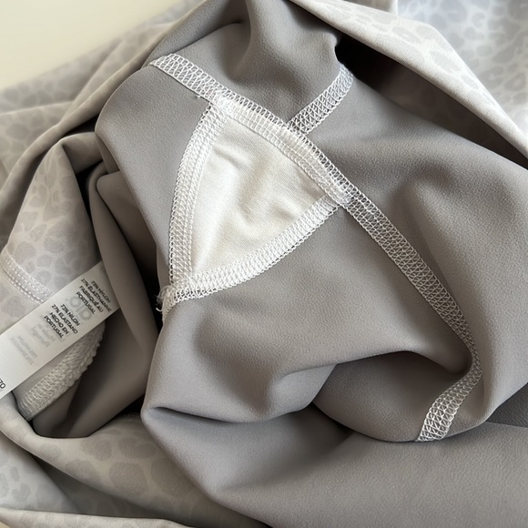 Alo Yoga Women’s High Waist White Leopard Vapor Legging, Large, 28” - Picture 7 of 7